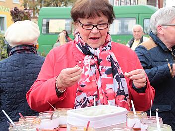 Kundin Rita Niepelt  probiert sich durch die leckeren fruchtigen  Angebote beim ObsterlebnistagAndreas Hofbauer