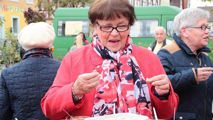 Kundin Rita Niepelt  probiert sich durch die leckeren fruchtigen  Angebote beim ObsterlebnistagAndreas Hofbauer