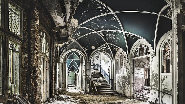 Chateau Miranda, eine verfallene Sch&ouml;nheit - pr&auml;destiniert f&uuml;r das Thema "Lost Places - Verlassene Orte".  Foto: Alexander Jacobi/Blende