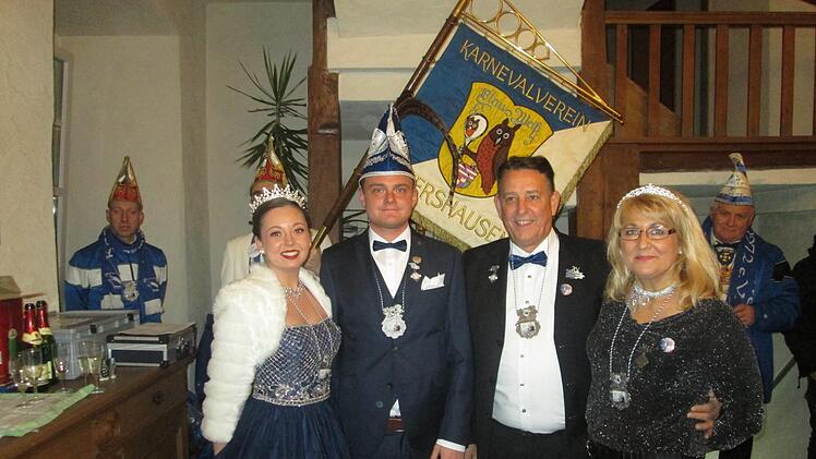 Prinzessin Selina I.und Prinz Ivo I. übernahmen die Adelswürde von ihren Vorgängern Stephan I. und Beate I. (von links).  Fotos: Winfried Ehling