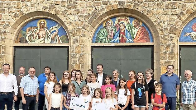 Der Erl&ouml;s aus dem Benefizkonzert &bdquo;Solidarit&auml;t f&uuml;r die Ukraine&ldquo; konnte k&uuml;rzlich &uuml;bergeben werden. Bei der Veranstaltung in der Herz-Jesu-Kirche in Pressig waren Spenden von 4270,52 Euro zusammengekommen.