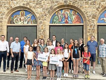 Der Erlös aus dem Benefizkonzert „Solidarität für die Ukraine“ konnte kürzlich übergeben werden. Bei der Veranstaltung in der Herz-Jesu-Kirche in Pressig waren Spenden von 4270,52 Euro zusammengekommen.