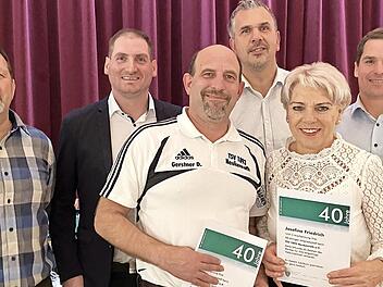 Die Vorstandschaft des TSV Neukenroth bei der Ehrung der verdienten Vereinsmitglieder Daniel Gerster (Dritter v.&nbsp;l.) und Josefine Friedrich (F&uuml;nfte v.&nbsp;l.).