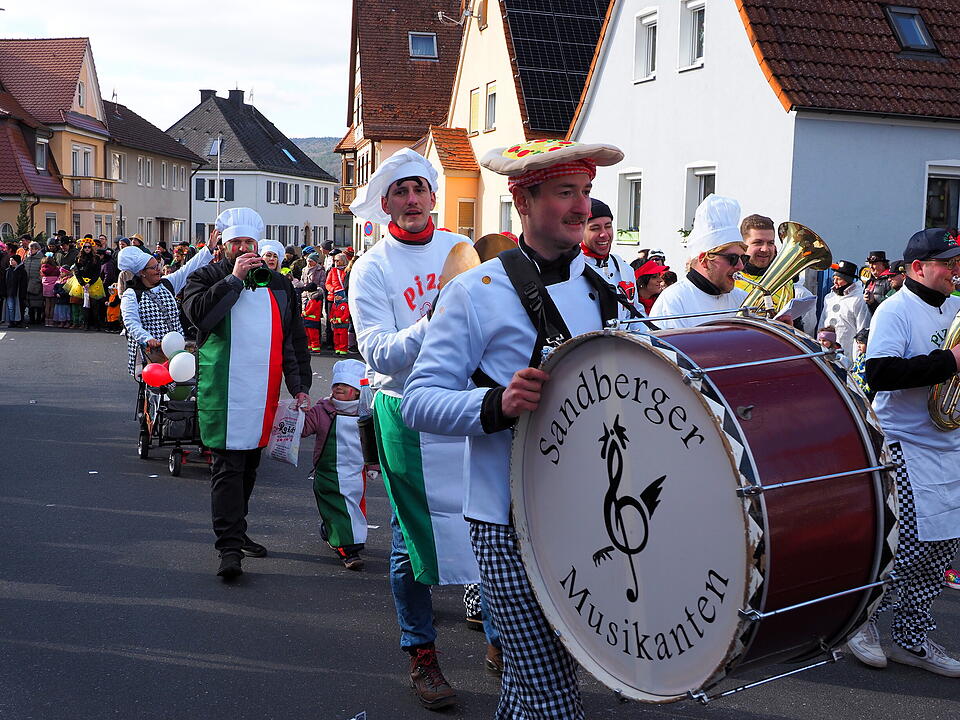 Wildes Faschingstreiben in Steinach an der Saale.