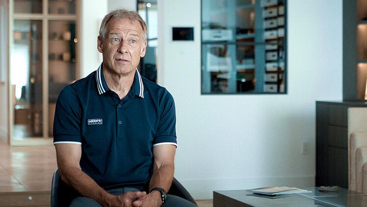 Auch Torj&auml;ger J&uuml;rgen Klinsmann reiste 1994 in die USA als amtierender Weltmeister an. Der Kader damals galt als noch st&auml;rker als jener der WM von 1990. Dennoch kam man &uuml;ber das Viertelfinale nicht hinaus.