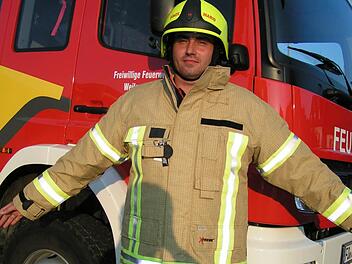 Feuerwehrmann Mario Finze   steht die neue Jacke gut.  Foto: Amon