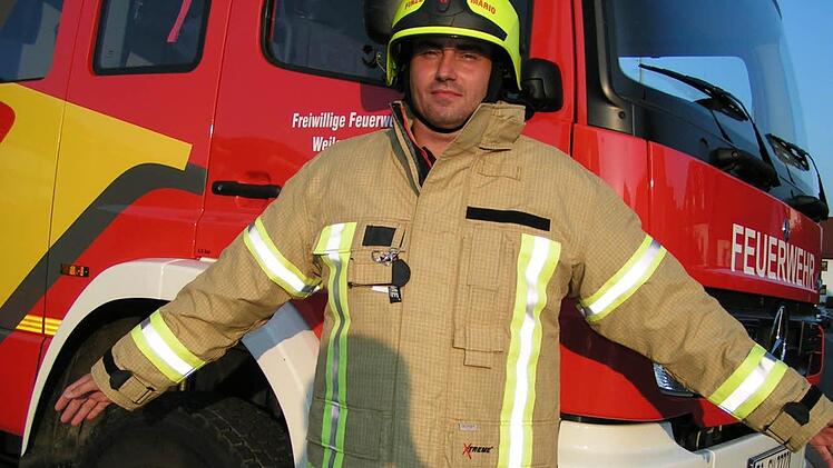 Feuerwehrmann Mario Finze   steht die neue Jacke gut.  Foto: Amon