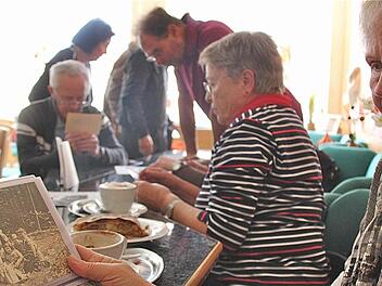 Erika Wehland, geborene Walter, schaut sich beim Klassntreffen die alten Fotos  an.  Sie freute sich über die Gespräche mit den Klassenkameraden von früher, zum Beispiel mit Herta Müller, geborene Schmitt, aus Obereschenbach. Foto: Gerd Schaar