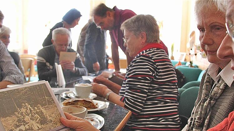 Erika Wehland, geborene Walter, schaut sich beim Klassntreffen die alten Fotos  an.  Sie freute sich über die Gespräche mit den Klassenkameraden von früher, zum Beispiel mit Herta Müller, geborene Schmitt, aus Obereschenbach. Foto: Gerd Schaar