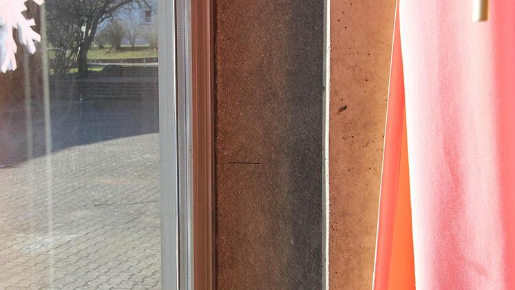 Zwischen Fensterglas und Vorhang befindet sich eine etwa 20 Zentimeter breite, fensterhohe Eternit-Platte. Diese Bauteile sind das Problem bei der Schulhaus-Sanierung in Untersteinbach.  Fotos: Klaus Schmitt
