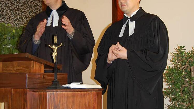 Pfarrer Markus Merz (links) gestaltete in Serbien einen Gottesdienst mit aus.