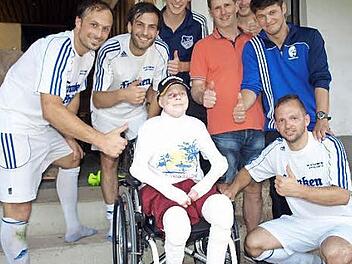 Nach dem Spiel stellte sich ein Teil der Siegermannschaft der Kreisliga zu einem Erinnerungsfoto mit Patrick Porzel. Foto: Susanne Deuerling