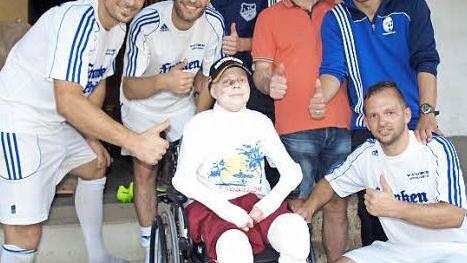 Nach dem Spiel stellte sich ein Teil der Siegermannschaft der Kreisliga zu einem Erinnerungsfoto mit Patrick Porzel. Foto: Susanne Deuerling