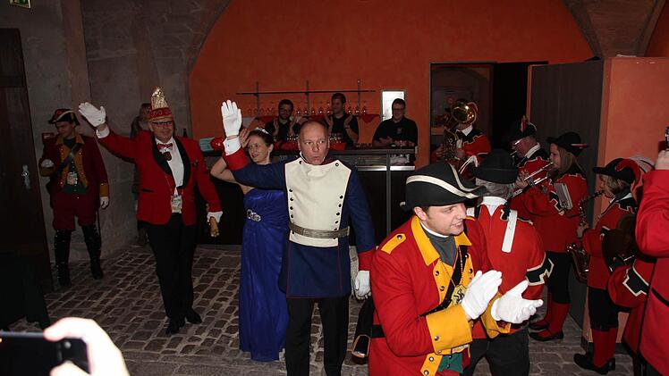 Einzug des neuen Prinzenpaars mit einem Prinzen in Uniform  Foto: Friedwald Schedel