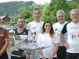 Bereits zum 47. Mal richtete der SV Steinwiesen den Volkslauf "Rund um die Ködeltalsperre" aus. Unser Bild zeigt die besten Läufer aus der Region Coburg mit dem Gesamtsieger der Langstrecke Alexander Finsel (Dritter von li.) und Klassengewinner Werner Militzke (Zweiter von r.).
