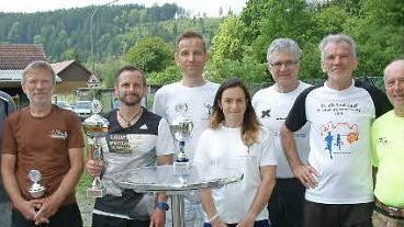 Bereits zum 47. Mal richtete der SV Steinwiesen den Volkslauf "Rund um die Ködeltalsperre" aus. Unser Bild zeigt die besten Läufer aus der Region Coburg mit dem Gesamtsieger der Langstrecke Alexander Finsel (Dritter von li.) und Klassengewinner Werner Militzke (Zweiter von r.).