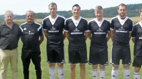 Bezirksliga-Aufsteiger TSV Sonnefeld stellte seine Neuzugänge vor (von links): Vorsitzender Dieter Reißenweber, sein Stellvertreter Peter Ambrosius (auch Abteilungs- und Spielleiter), Niclas Jacob (eigene A-Jugend), Steffen Reinsch (TSV Grub am Forst), Max Düßel (SV Wintersdorf), Christoph Rödel (SV Heilgersdorf), Erik Baierl, Marvin Hertha (beide aus der eigenen A-Jugend), André Zapf (SV Friesen) und Spielertrainer Bastian Renk.