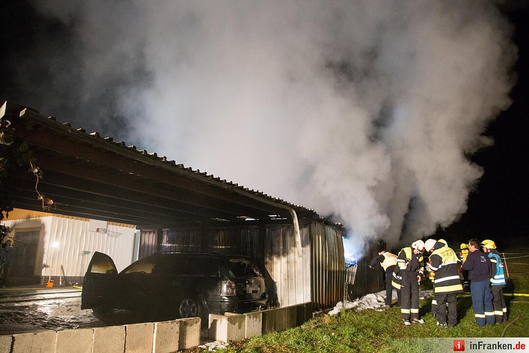 Garage mit angebautem Carport und Holzunterstand in Brand - Vier Fahrzeuge zum Teil schwer beschädigt