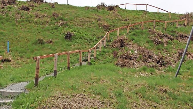 Die Bahn und die Stadt Ludwigsstadt arbeiten an einer Lösung, damit die Schüler das Steigla auch weiter als Fußweg zum Bahnweg nützen können Foto: Schadeck