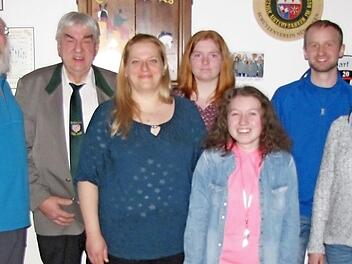 Ehrungen beim Gaujugendtag: Gauschützenmeister Michael Groß (v. l.) 3. Gaujugendleiter Manfred Koch, 1. Gaujugendleiterin Verena Koch, die Jugendsprecher Jenny Bös und Florian Wehner sowie die Bezirksjugendleiterin Ute Back gratulierten Stefanie Röder (5. v. l.).  Foto: M. Hein