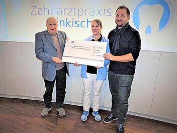 Unser Bild zeigt (von links) Stiftungsvorsitzenden Erich Popp mit den Zahnärzten Irene Klinkisch und Andreas Klinkisch. Foto: Werner Reißaus