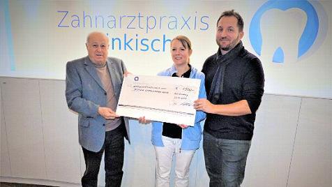 Unser Bild zeigt (von links) Stiftungsvorsitzenden Erich Popp mit den Zahnärzten Irene Klinkisch und Andreas Klinkisch. Foto: Werner Reißaus