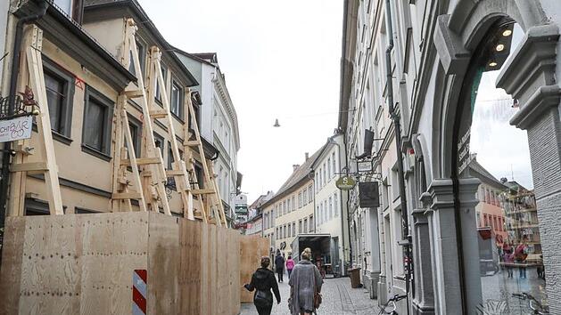 Etwa bis zur H&auml;lfte des Weges ragt die Schutzkonstruktion in die Obere Sandstra&szlig;e. Sp&auml;testens bei der Sandkerwa wird es eng. Foto: Barbara Herbst