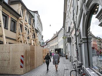 Etwa bis zur Hälfte des Weges ragt die Schutzkonstruktion in die Obere Sandstraße. Spätestens bei der Sandkerwa wird es eng. Foto: Barbara Herbst
