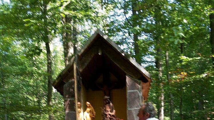 Christian Krist hat  die kleine Kapelle im Wald zwischen Volkers und Römershag auf Vordermann gebracht. Foto: Christine Krist