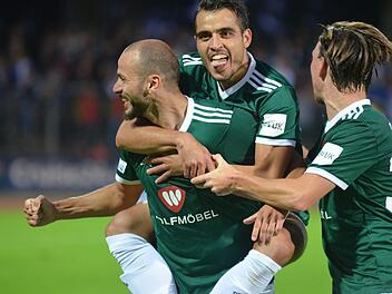 Hoffen auf einen weiteren Erfolg gegen Aubstadt: Die Schweinfurter Adam Jabiri (vorne), Mohamad Awata und Christian K&ouml;ppel. Ob Jabiri und K&ouml;ppel auflaufen k&ouml;nnen, ist derzeit aber noch nicht sicher.  Foto: Marion Wetterich
