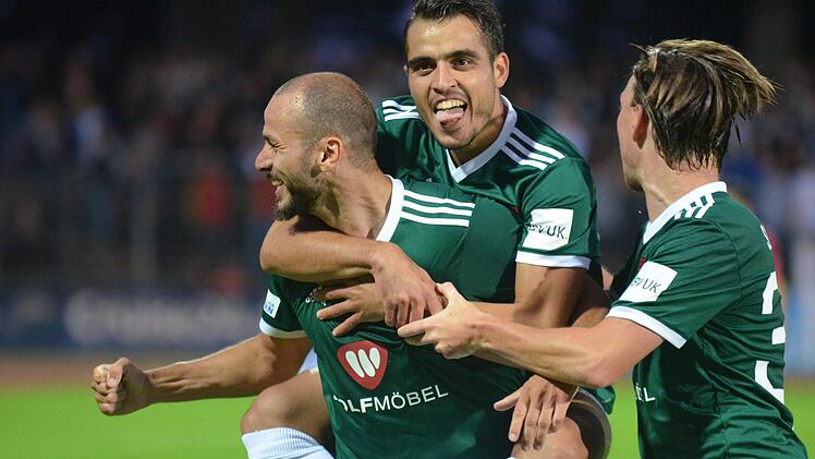 Hoffen auf einen weiteren Erfolg gegen Aubstadt: Die Schweinfurter Adam Jabiri (vorne), Mohamad Awata und Christian K&ouml;ppel. Ob Jabiri und K&ouml;ppel auflaufen k&ouml;nnen, ist derzeit aber noch nicht sicher.  Foto: Marion Wetterich