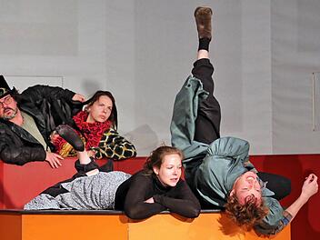 Alle Schauspieler auf einen Blick: Der Rabe Jakob Krakel (Georg  Schmiechen), die Katze Maurizia di Maura (Anna Schindlbeck), die Geldhexe  Tyrannia Vamperl (Tonia Fechter) und der Zauberrat Beelzebub Irrwitzer  (Benjamin Jorns, von links nach rechts).  Foto: Dieter Britz