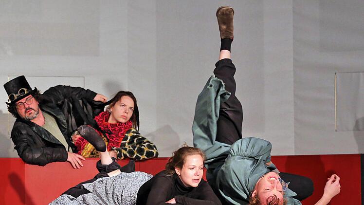 Alle Schauspieler auf einen Blick: Der Rabe Jakob Krakel (Georg  Schmiechen), die Katze Maurizia di Maura (Anna Schindlbeck), die Geldhexe  Tyrannia Vamperl (Tonia Fechter) und der Zauberrat Beelzebub Irrwitzer  (Benjamin Jorns, von links nach rechts).  Foto: Dieter Britz