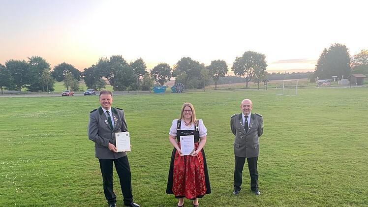 Für 40 Jahre aktives Schießen wurde Roland Brönner geehrt (links), für 25 Jahre  Heike Kohlhepp, Rechts 1. Schützenmeister Armin Hahn.