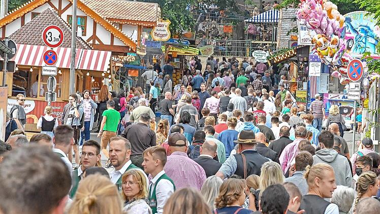Die Erlanger Bergkirchweih zog – wie hier beim Bieranstich – die Besucher am Wochenende in Scharen an.