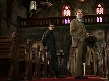 "Wake Up Dead Man - A Knives Out Mystery" | Netflix Niemand kann so gut Dandy-Anzüge mit einem Südstaaten-Dialekt kombinieren wie Meisterdetektiv Benoît Blanc (Daniel Craig). Das muss auch der junge Priester Jud Duplenticy (Josh O'Connor) anerkennen.