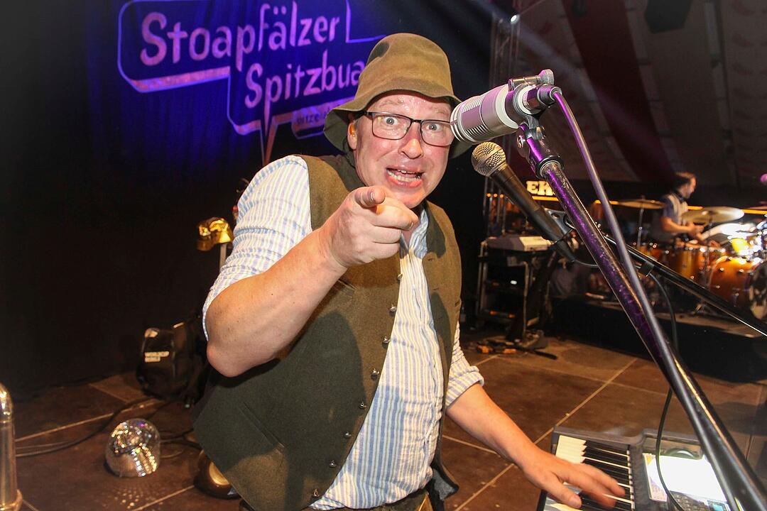 Die Stadlbesucher feierten mit den Stoapf&auml;lzer Spitzbuam.
