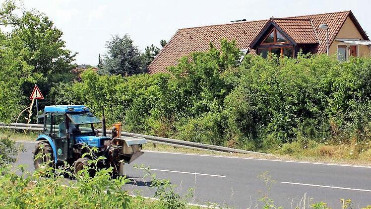 Ruhe vor dem Sturm? Noch haben es die Anlieger an der bestehenden Ostumfahrung Volkachs relativ ruhig. Sollte der gesamte Verkehr Richtung Schweinfurt dort fließen, ist Lärmschutz unverzichtbar. Fotos: Pfannes