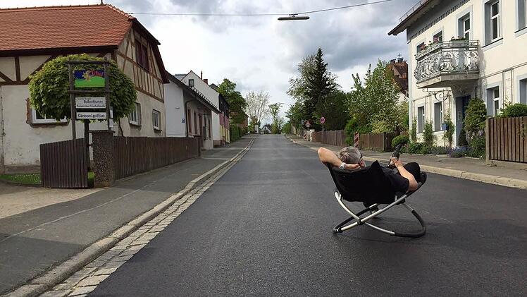 Nach der Asphaltierung gab es ein Prost der Anlieger auf die Bauarbeiter - auf der B 303.Foto: T. Schöffel