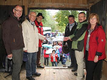 Nomen est omen: In der Schneidmühle schnitten Dietrich Förster, Geschäftsführer des Naturparks Frankenwalds, Matthias Feil vom Frankenwaldverein, Bürgermeister Roland Wolfrum, Landrat Klaus Peter Söllner sowie Sepp und Hilde Madl vom Frankenwaldverein symbolisch ein Band durch. Foto: Sonja Adam