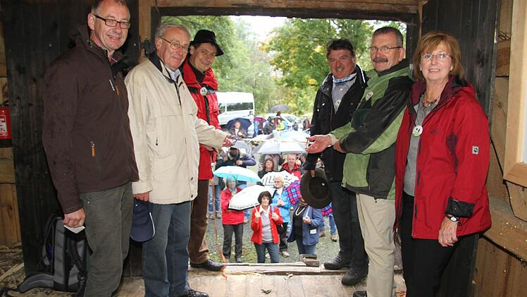 Nomen est omen: In der Schneidmühle schnitten Dietrich Förster, Geschäftsführer des Naturparks Frankenwalds, Matthias Feil vom Frankenwaldverein, Bürgermeister Roland Wolfrum, Landrat Klaus Peter Söllner sowie Sepp und Hilde Madl vom Frankenwaldverein symbolisch ein Band durch. Foto: Sonja Adam