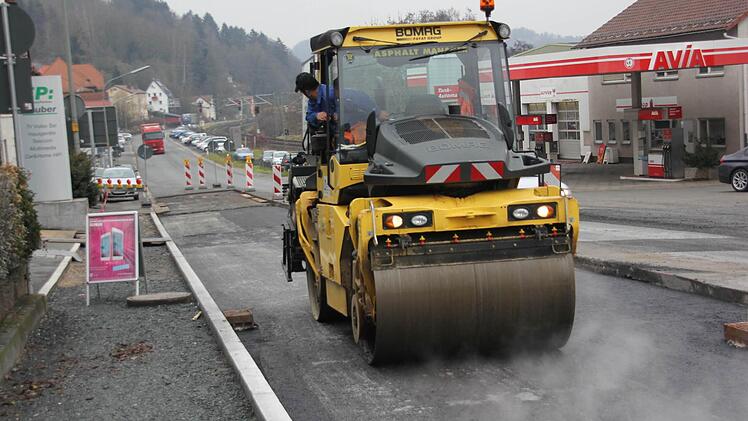 Der heiße Asphalt, aus dem Dampfschwaden aufsteigen, wird gleich gewalzt.  Foto: Friedwald Schedel