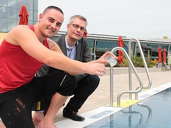 Reines Wasser einschenken kann Schwimmmeister Tobias Folz dem neuen Oberbürgermeister Uwe Kirschstein (SPD) bei einer Probeentnahme aus dem großen Außenbecken des Königsbades.  Foto. Andreas Oswald