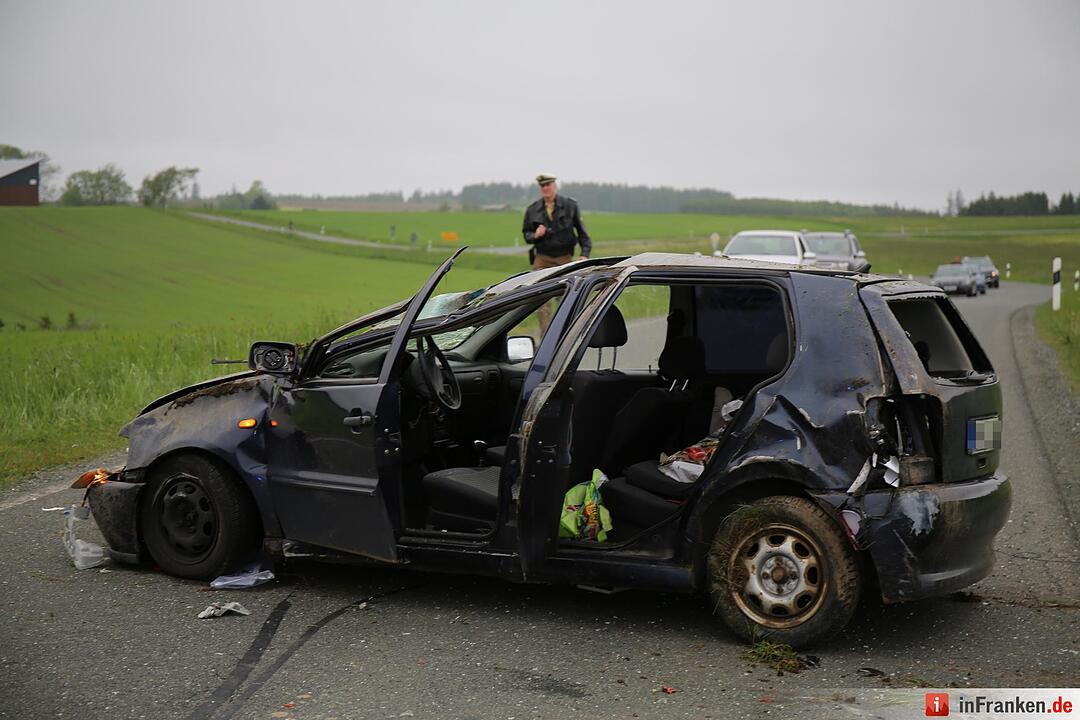 Mann aus Auto geschleudert und schwer verletzt - Pkw in der Kurve von Straße abgekommen und ueberschlagen