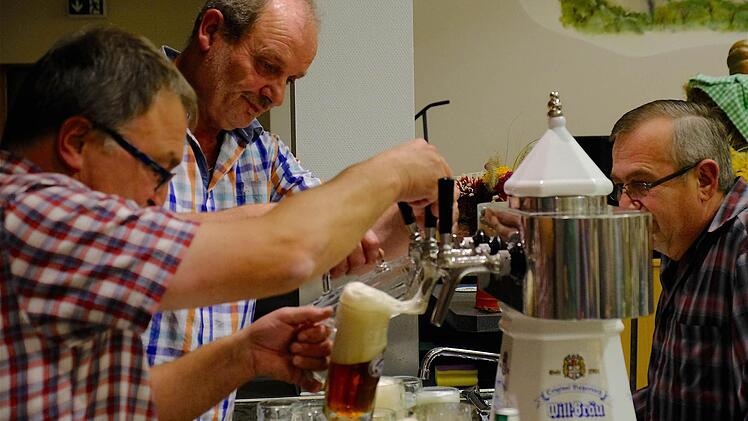 Die Thekenmannschaft war im ständigen Zapfeinsatz. Das Kreuzbergbier gab es vom Fass. Foto: Gerd Schaar