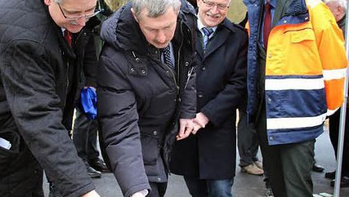 Smartphone-Probe aufs Exempel in Handthal am Geodätischen Referenzpunkt (von links): Ministerialdirigent Dr. Rainer Bauer, der Leiter des Vermessungsamtes Schweinfurt, Gerhard Hartmann, Oberschwarzachs Bürgermeister Manfred Schötz und Landrat Florian Töpper. Foto: Norbert Vollmann