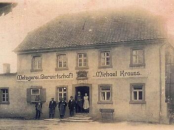 In der Gastwirtschaft Kraus in der Kronacher Straße, liebevoll "zur Bapista" genannt, gab es wegen Überschreitungen der Polizeistunde über 100 Jahre lang keine Beschwerden. Wenn die Nachtwächter und die Ortspolizei kontrollierten, war hier bereits, wie von staatlicher Aufsicht gewünscht, alles finster.