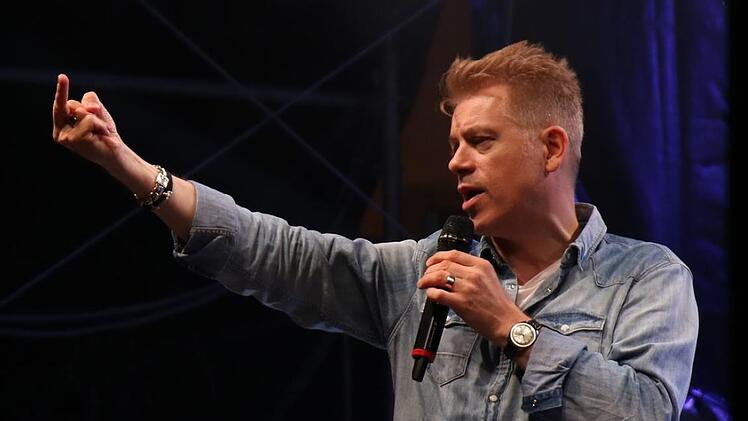 Manchmal, denkt Michael Mittermeier, hat die Welt einfach nur den Stinkefinger verdient - aber natürlich nicht sein treues Publikum. Der Comedian trat am Freitagabend vor 1350 Zuschauer auf der Plassenburg auf. Foto: Jochen Nützel