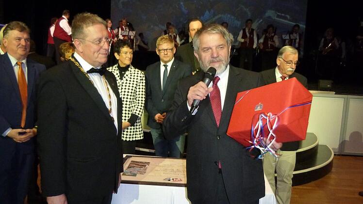 Lüneburgs OB Ulrich Mädge (rechts) überreichte an seinen Kulmbacher Amtskollegen Henry Schramm ein Gastgeschenk.