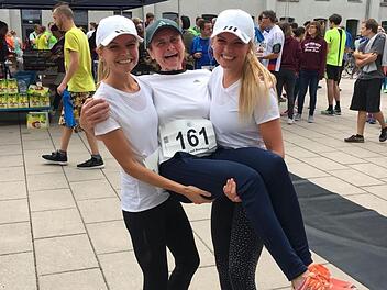 Andrea ist mit ihrer Schwester und ihrer Mutter den Unilauf in Bamberg gelaufen. Gemeinsam geht das doch viel besser - egal, ob Wettkampf oder Training -,  da ist sich die 22-jährige Physiotherapeutin sicher.privat